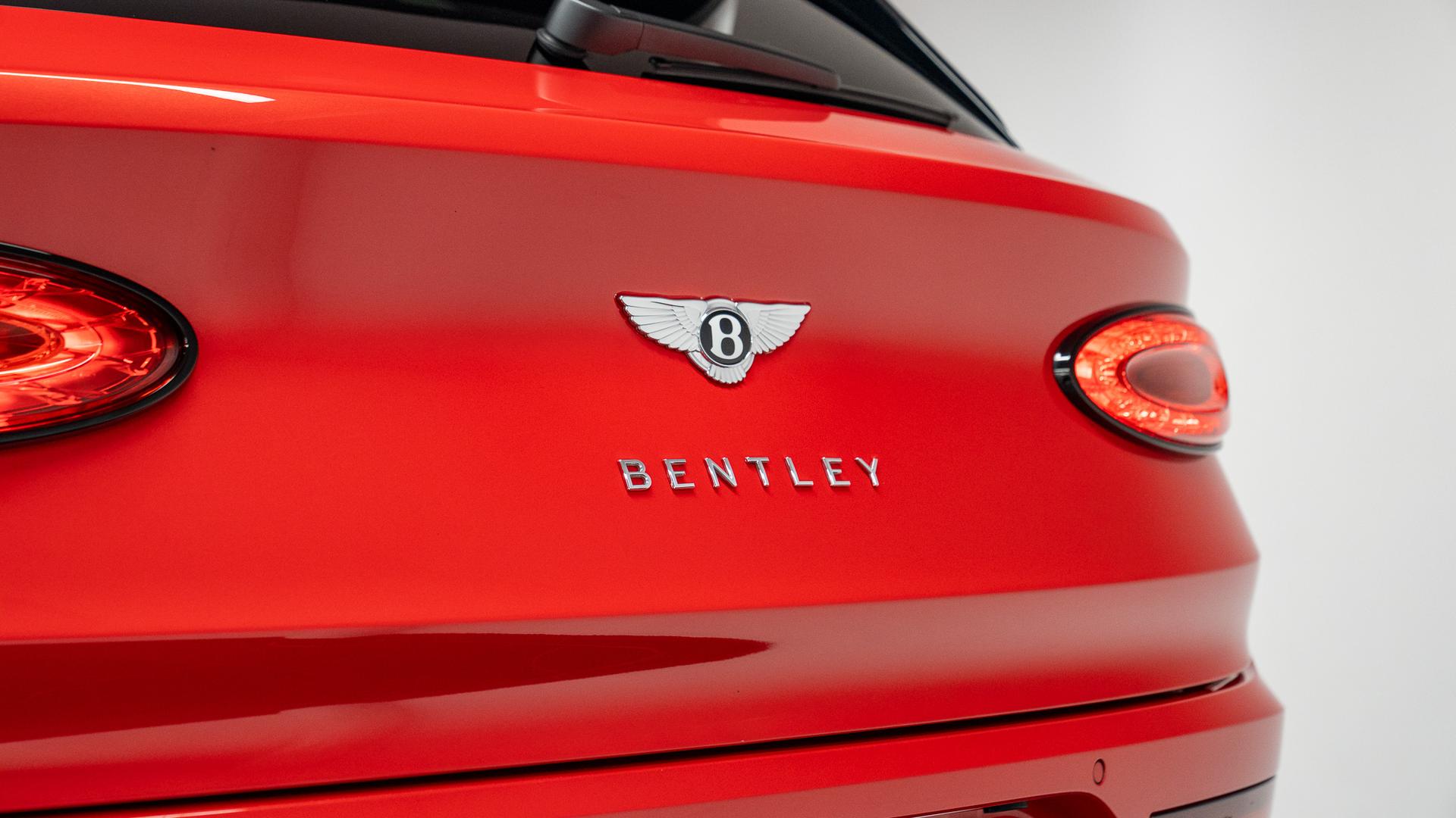Bentley BENTAYGA Photo e2f97a76-e34a-49b8-9da2-f0e5569f754e.jpg