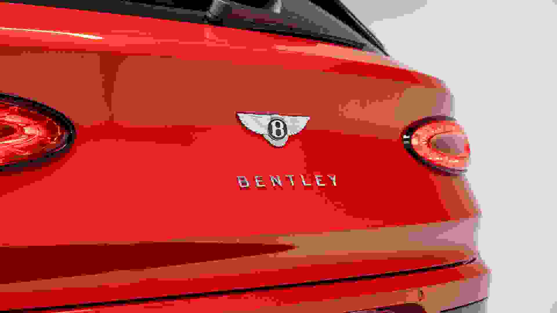 Bentley BENTAYGA Photo e2f97a76-e34a-49b8-9da2-f0e5569f754e.jpg