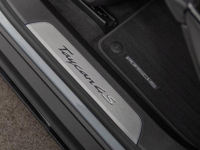 PORSCHE Taycan Photo 29