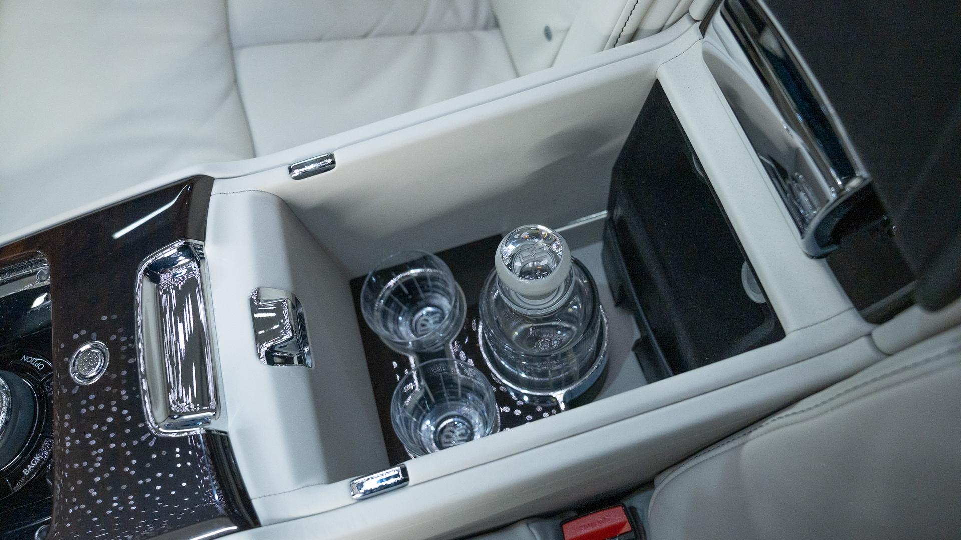 Rolls-Royce Phantom Photo e3440f32-4689-4aec-978d-466cb9b9fdd5.jpg
