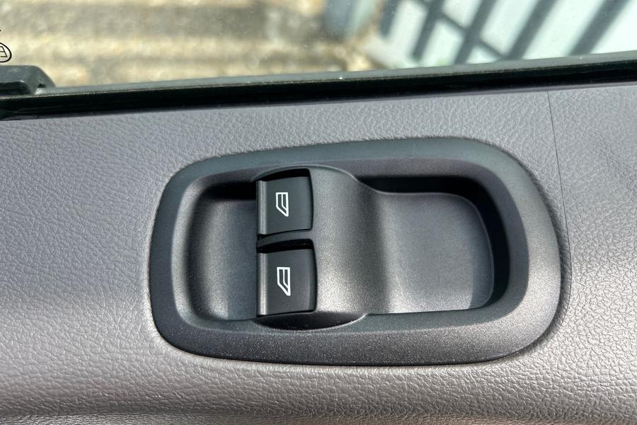Ford E-TRANSIT Photo e35970ba-f14d-4367-a389-2db7e322e457.jpg