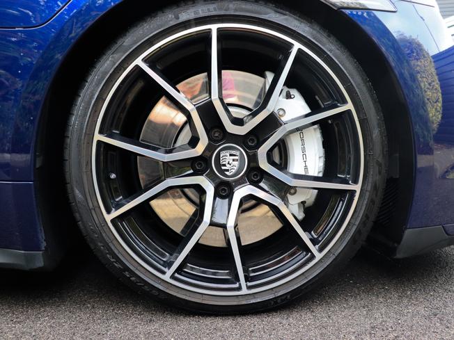 PORSCHE Taycan Photo 4