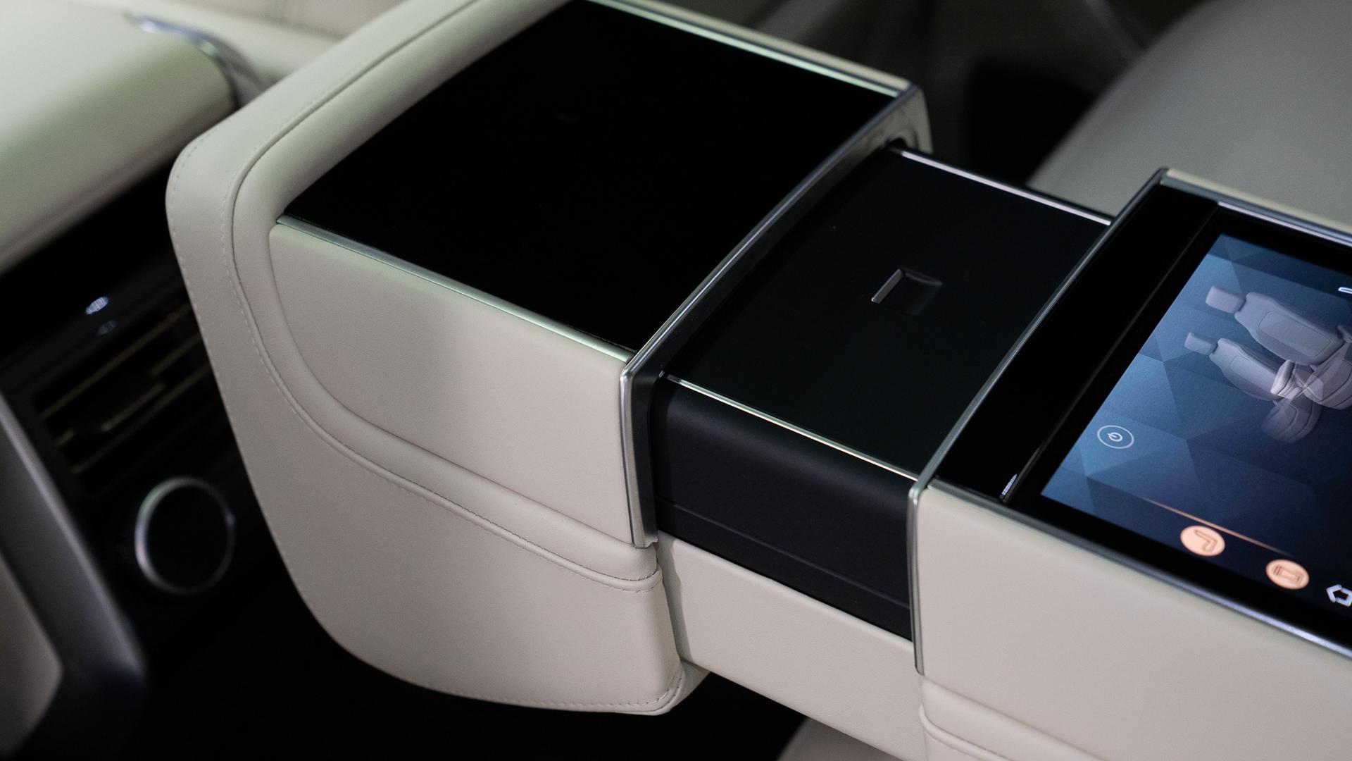 Land Rover Range Rover Photo e3cd3d71-c490-412a-bceb-cdd6b86cec53.jpg