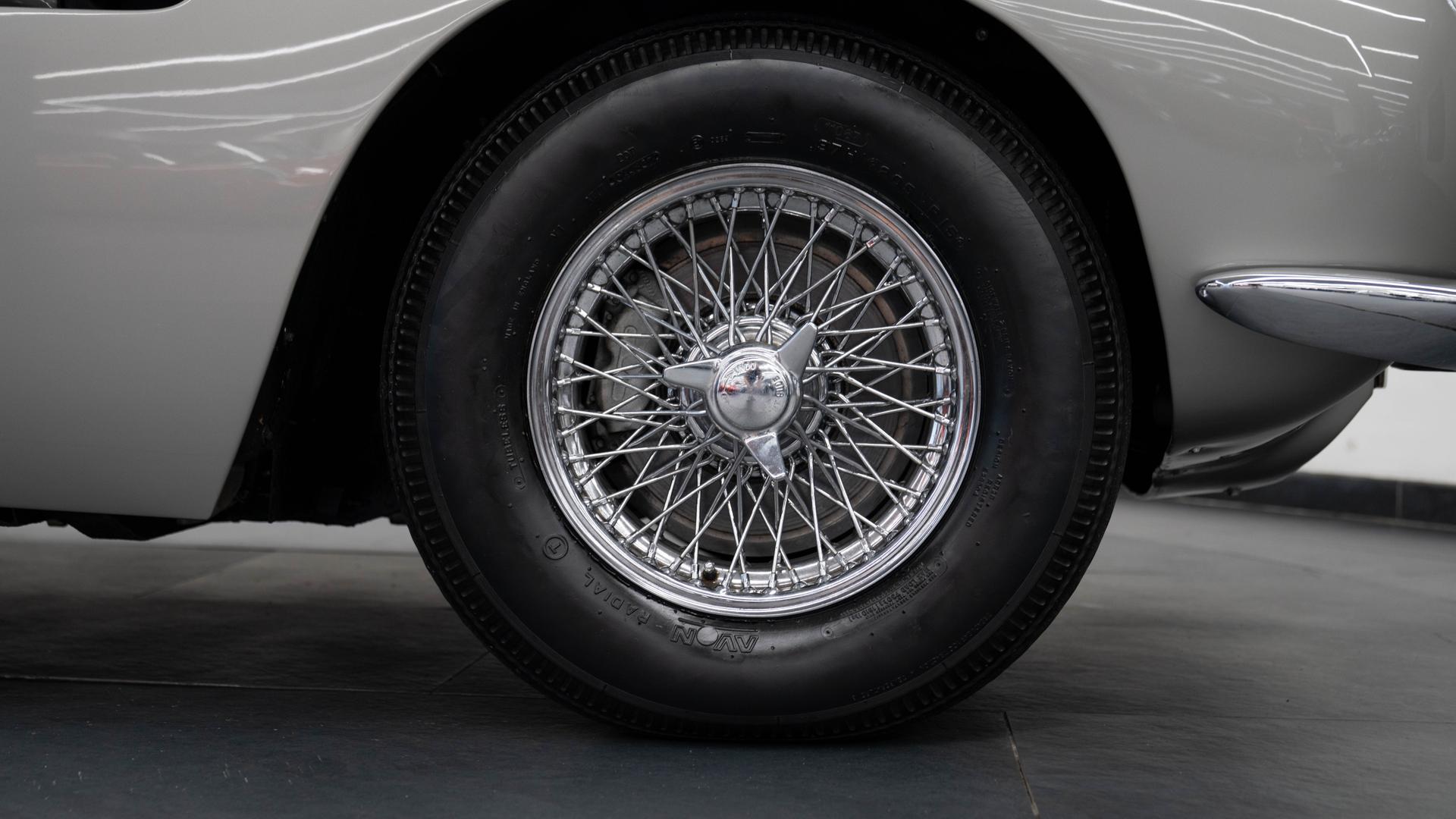 Aston Martin DB6 Photo e3d51460-7375-4f01-8e60-42fa11744fd9.jpg