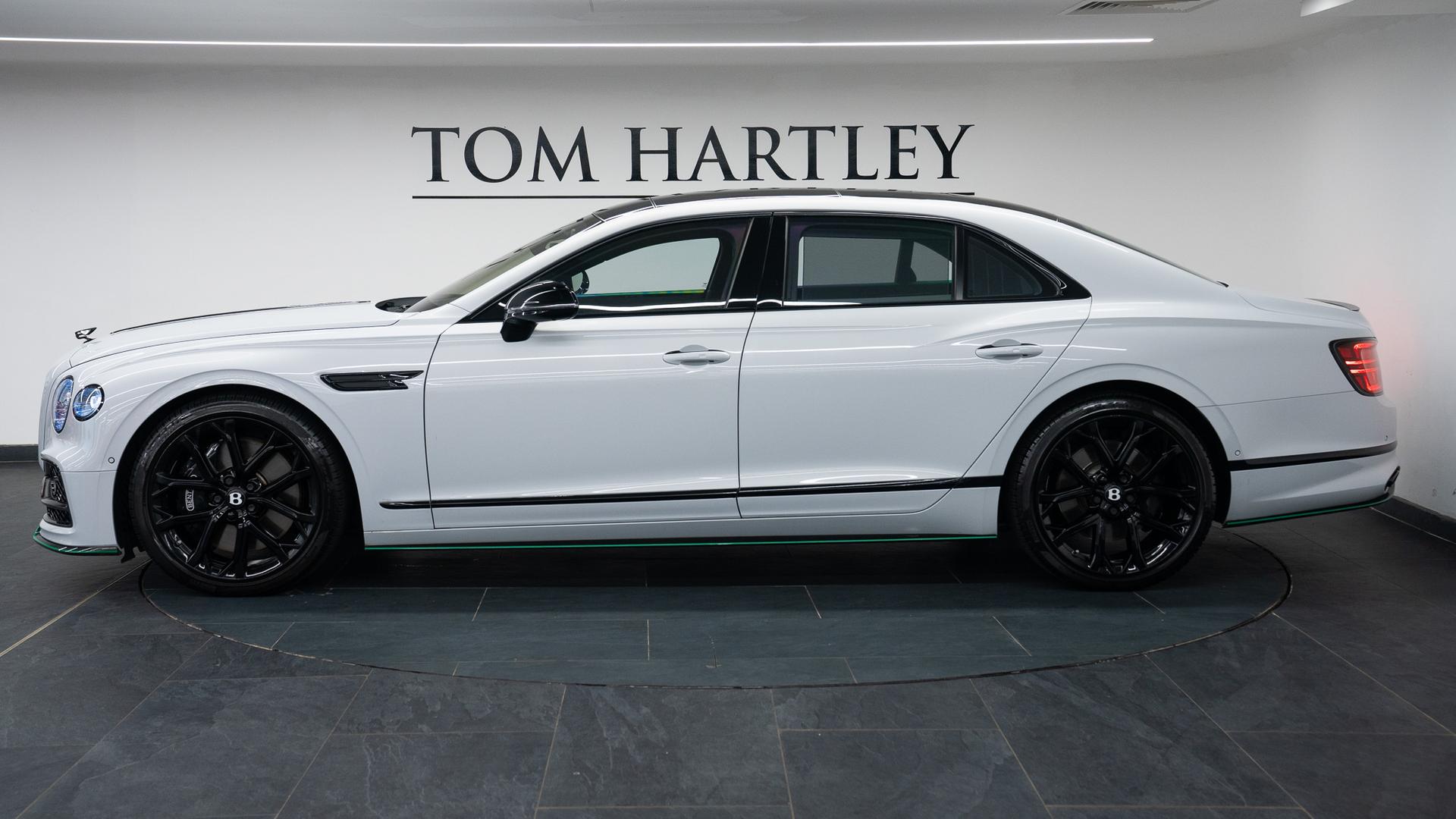 Bentley Flying Spur Photo e3f6e03e-dd6b-42cf-b3ac-aaa0f363db76.jpg