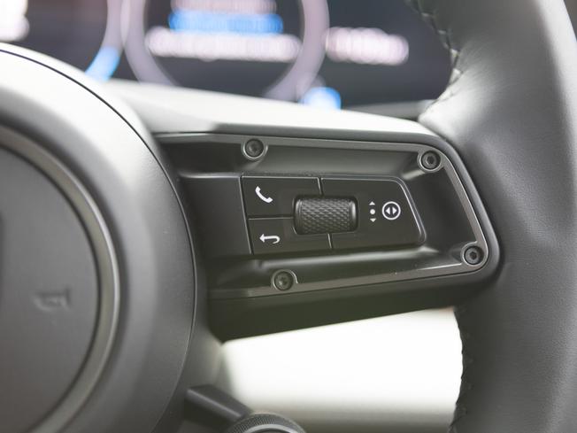PORSCHE Taycan Photo 31