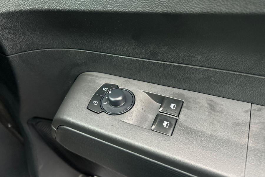 Ford E-TRANSIT COURIER Photo e44b3418-0a98-40d4-81b5-63a0e775be13.jpg