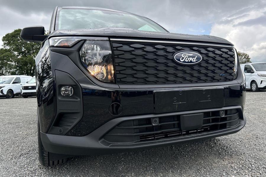 Ford E-TRANSIT COURIER Photo e47e546c-ff49-48cb-8846-acab2e8ef529.jpg