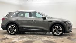 Audi Q8 e-tron Photo 4