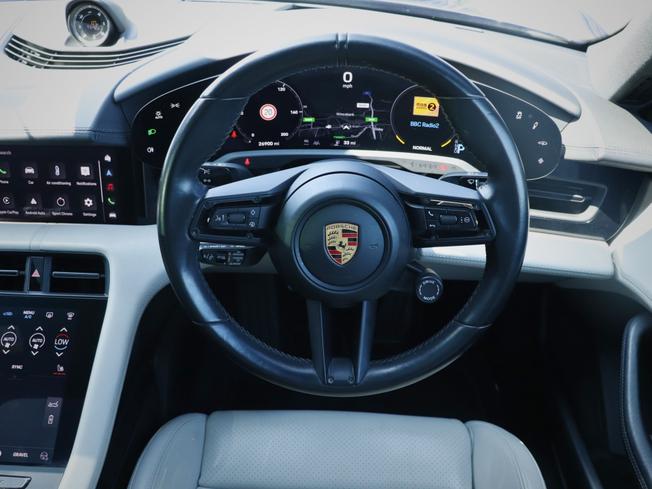 PORSCHE Taycan Photo 25