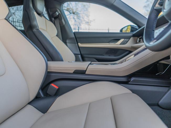 PORSCHE Taycan Photo 8