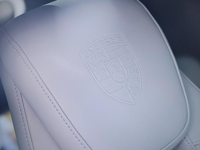 PORSCHE Taycan Photo 37