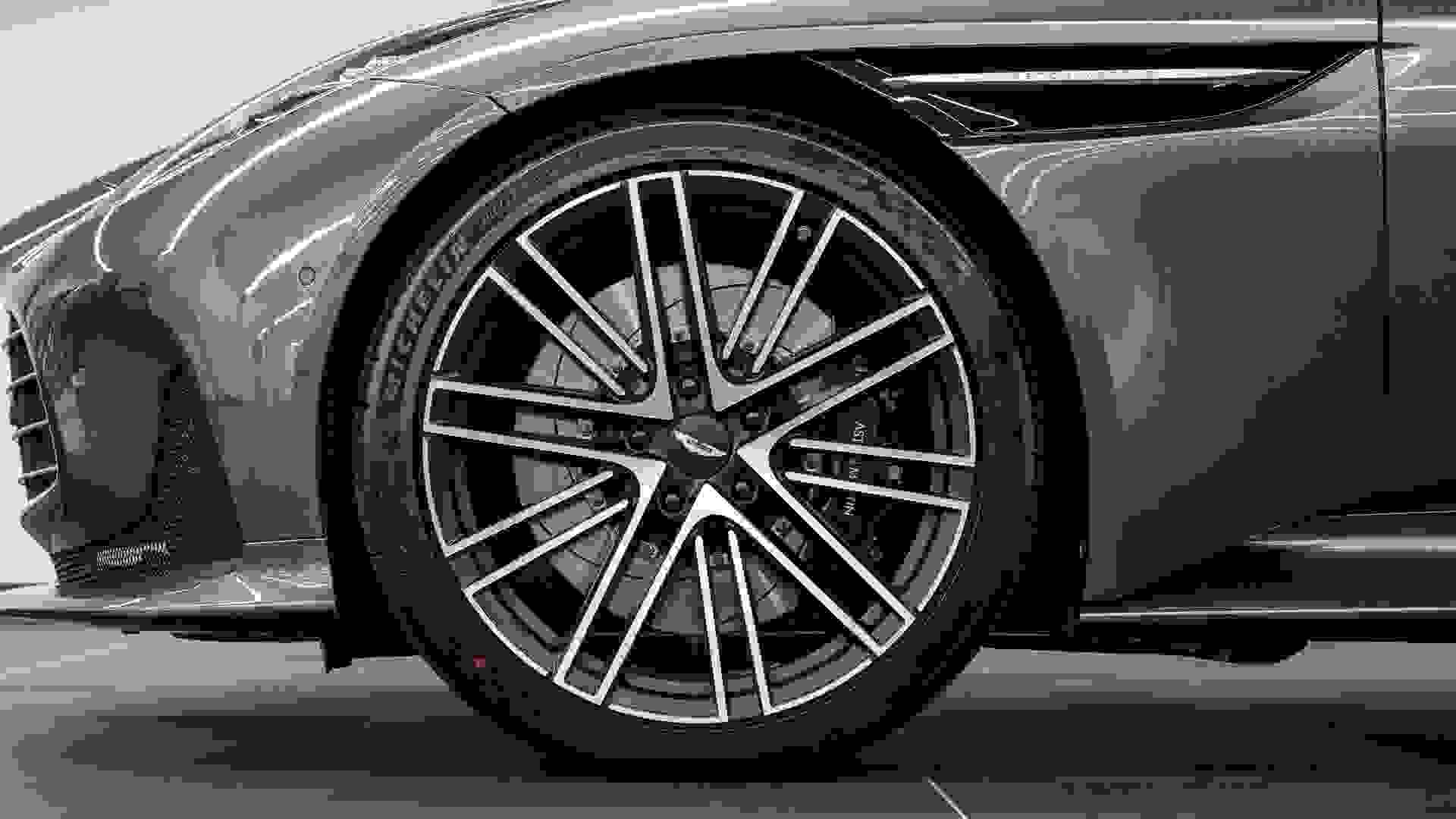 Aston Martin DB12 Photo e5772edf-0485-4e0b-8067-0b9cec60246b.jpg