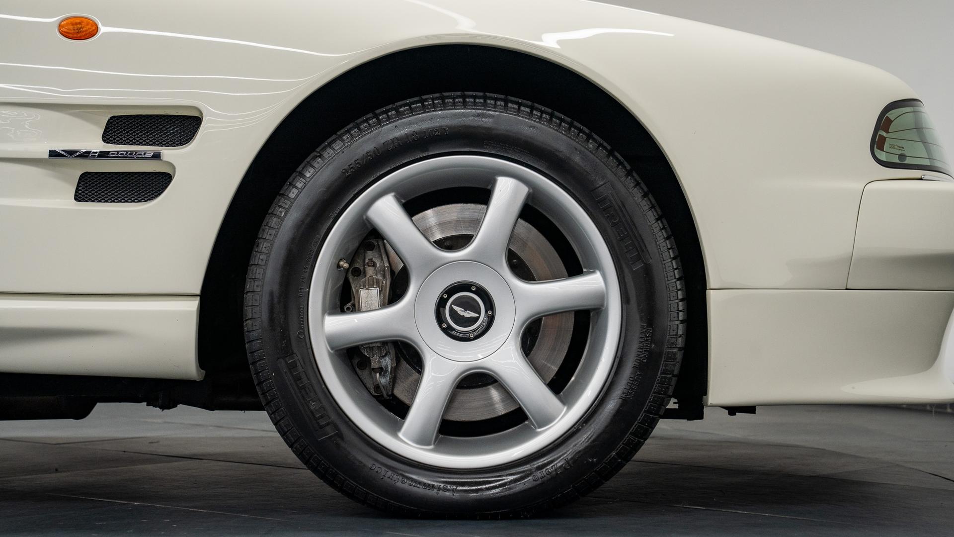 Aston Martin V8 Photo e59e875f-c7d7-45d0-9358-21e54132bb7f.jpg