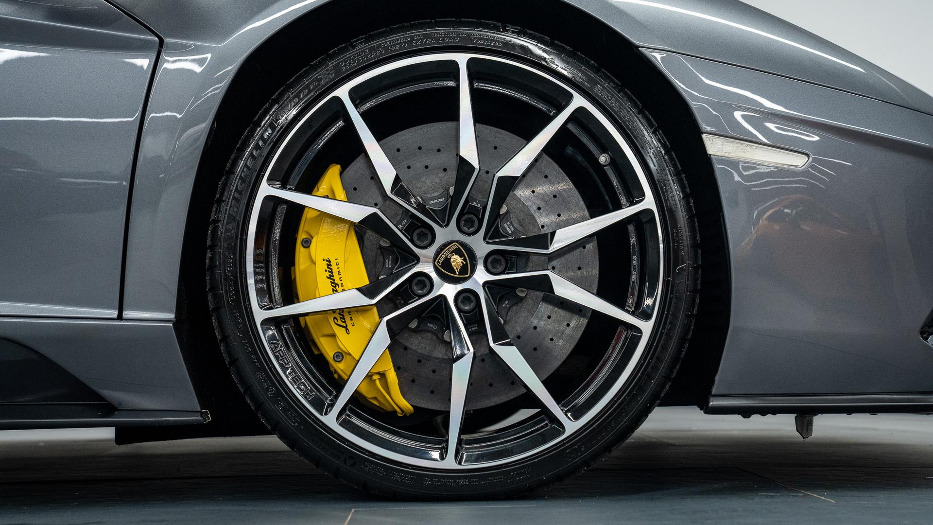 LAMBORGHINI Aventador Photo e5d248df-4a23-44fa-a917-69155a28d408.jpg