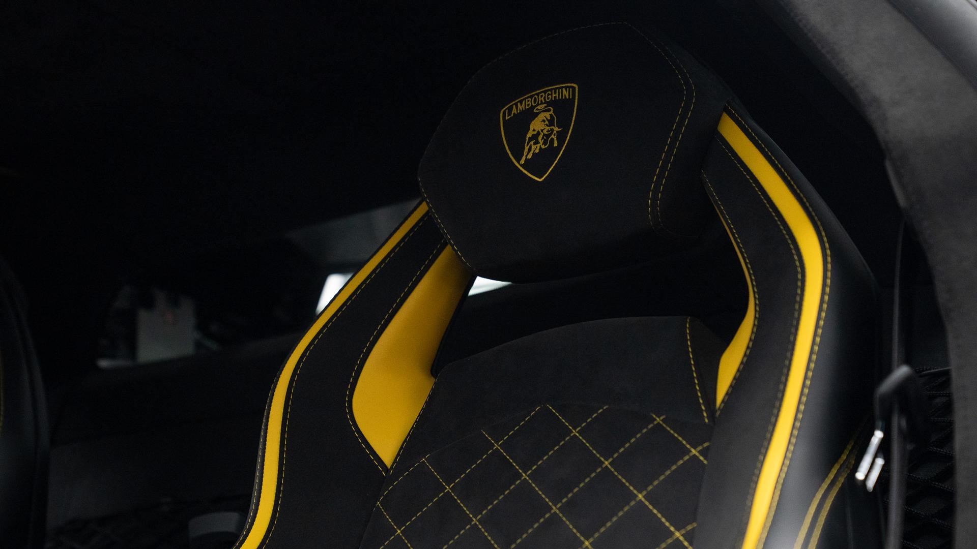 LAMBORGHINI Aventador Photo e5dadfc2-45b7-4630-aed4-ab198798c5d0.jpg