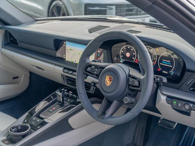 PORSCHE 911 Photo 8