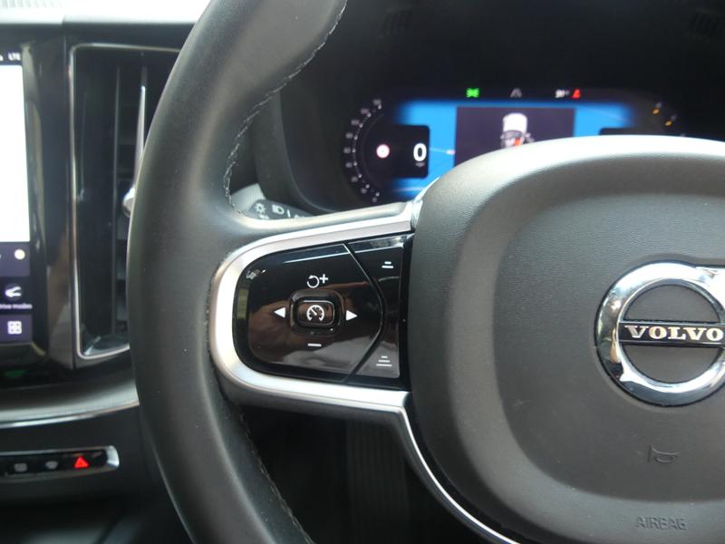 Volvo XC60 Photo e6b873be-35fe-40b4-aeeb-cfb66b47e46b.jpg