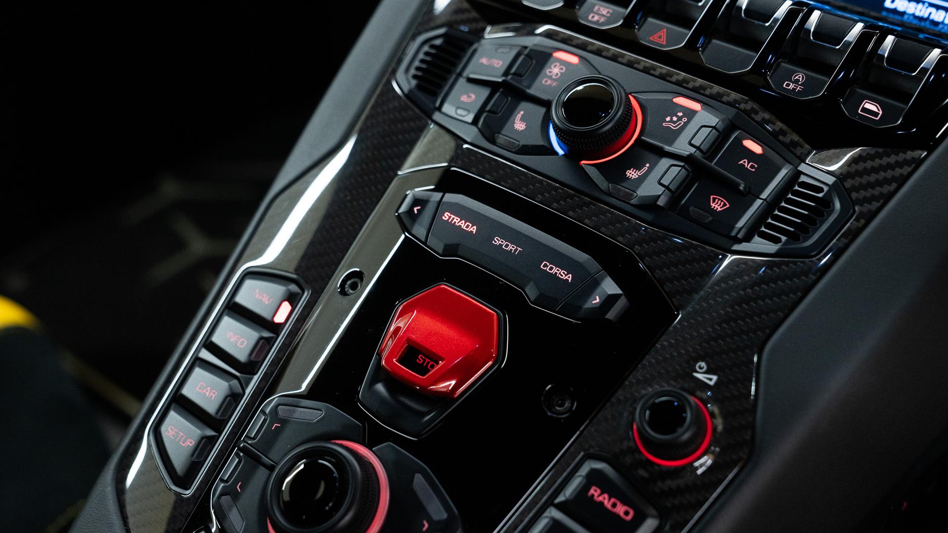 LAMBORGHINI Aventador Photo e6db8ab8-b09a-4426-9f55-8b18a4b914c5.jpg
