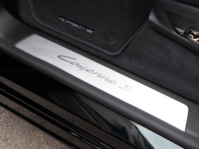 PORSCHE Cayenne Electric Photo 8