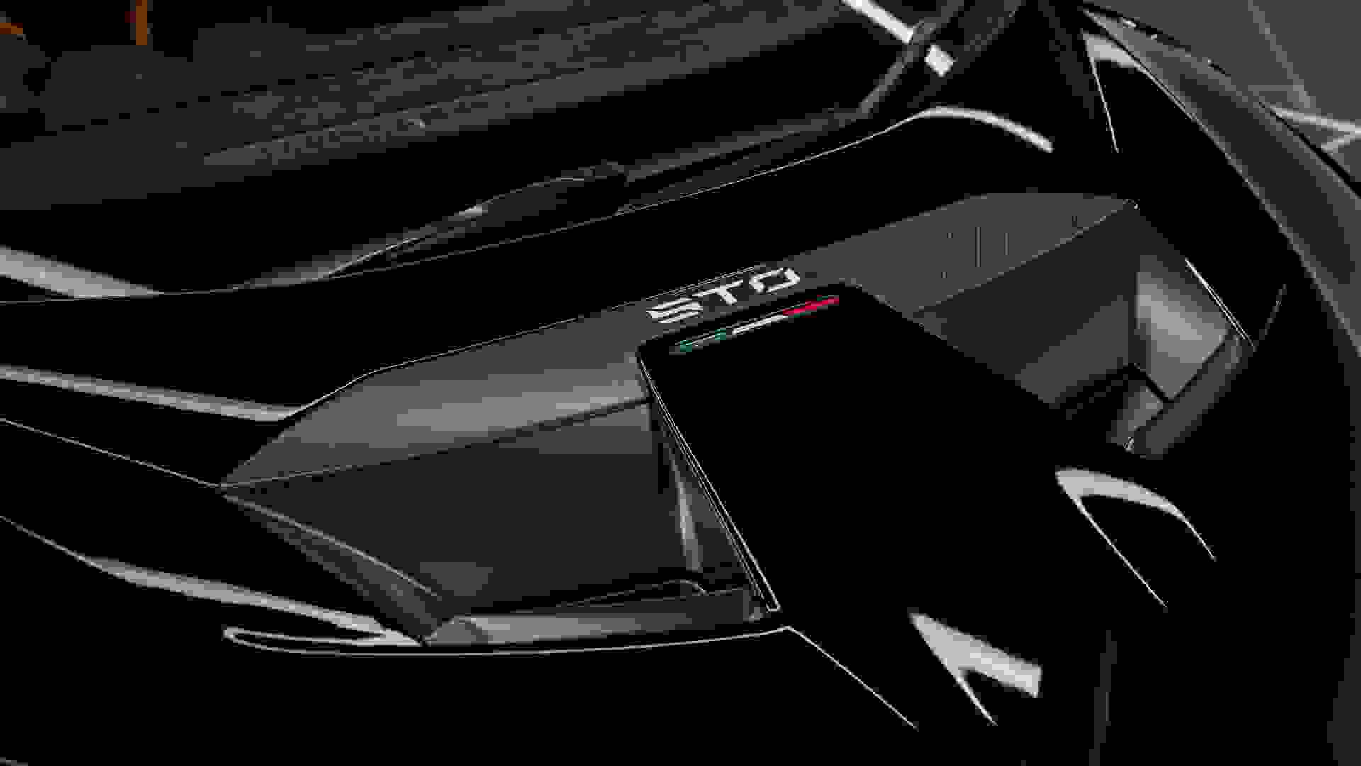 Lamborghini Huracan Photo e718b323-2883-4d0c-9133-4fde4a3d5e13.jpg