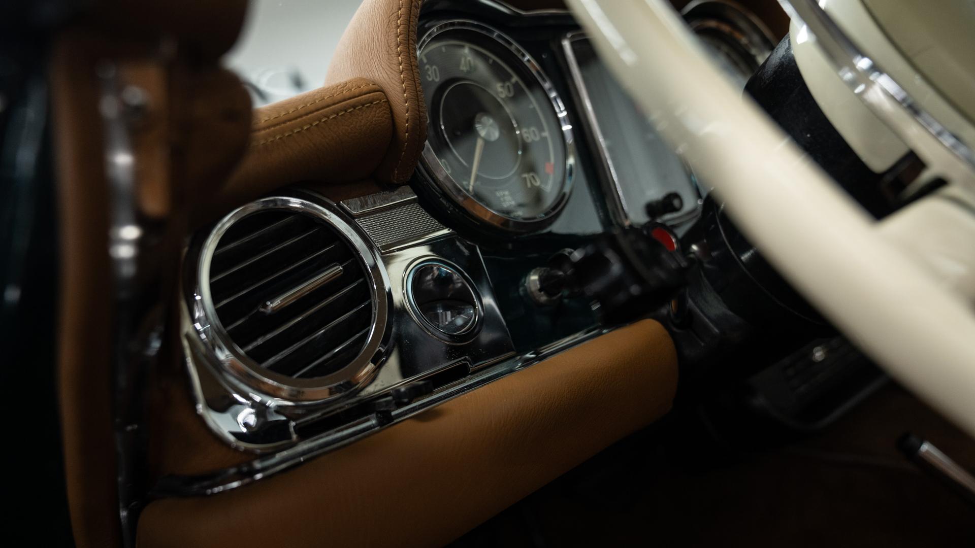 Mercedes-Benz 280 SL Photo e71ca61d-3ca1-4842-84fd-199f3d0f2746.jpg