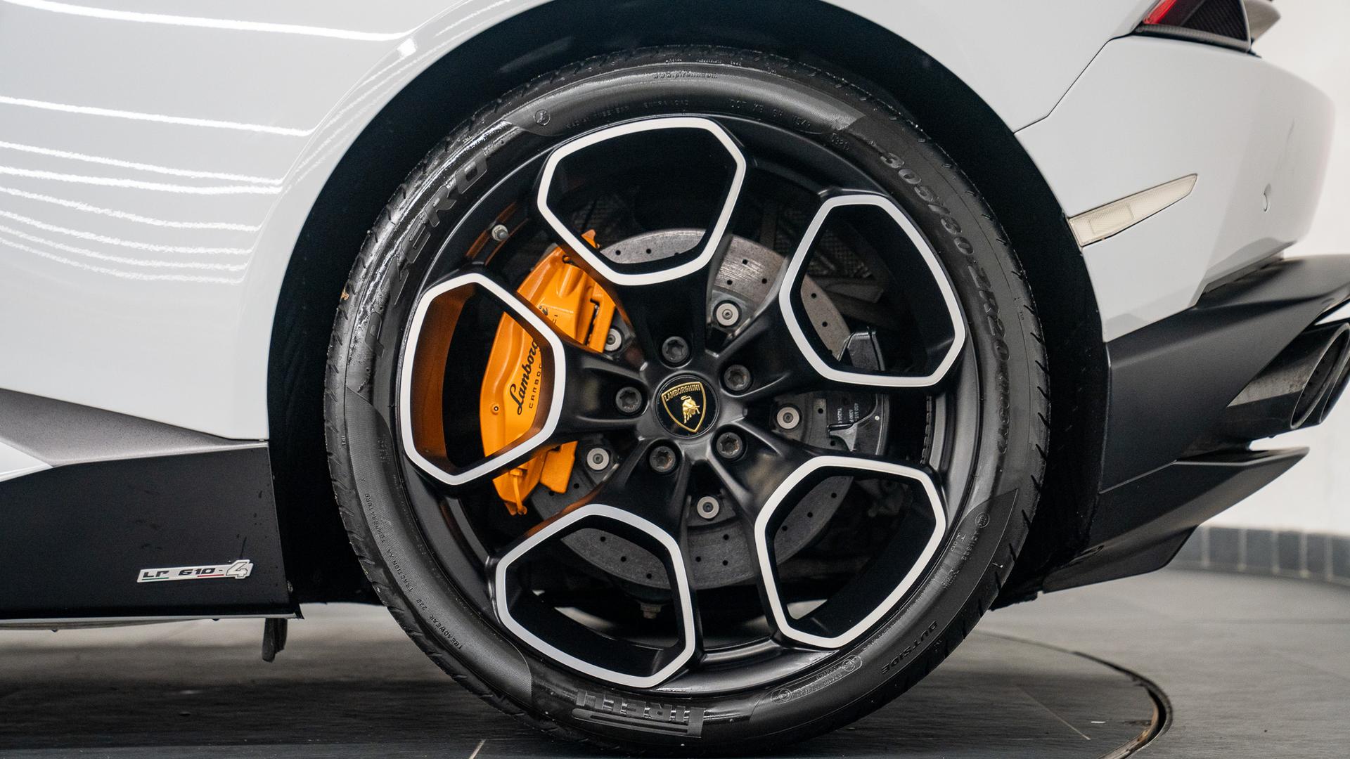 LAMBORGHINI Huracan Photo e75de55a-df6e-4007-be81-47ff77b56073.jpg