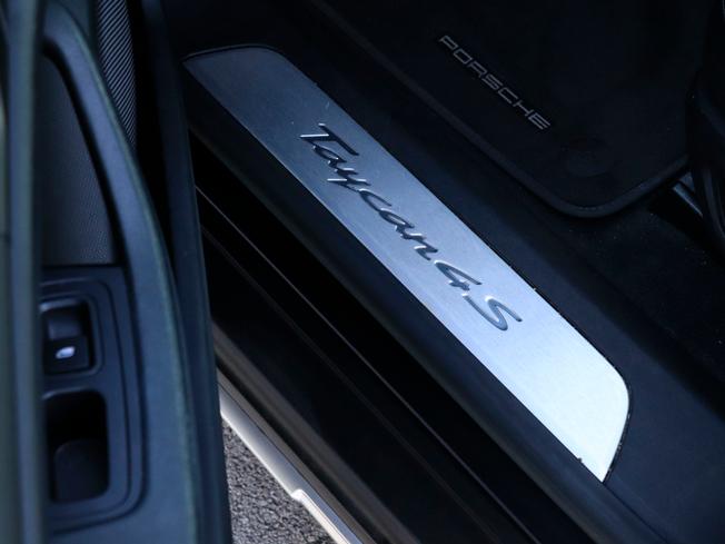 PORSCHE Taycan Photo 8