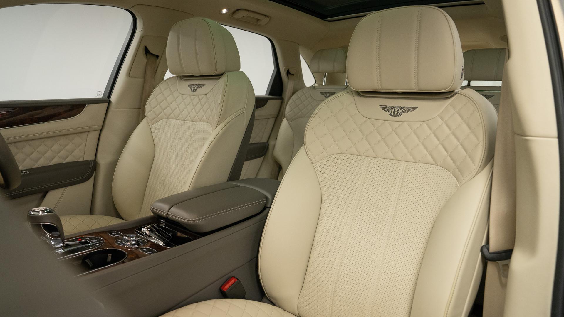 Bentley Bentayga Photo e79fb3b6-d591-4ab0-ae23-d8d3ab8c5da8.jpg