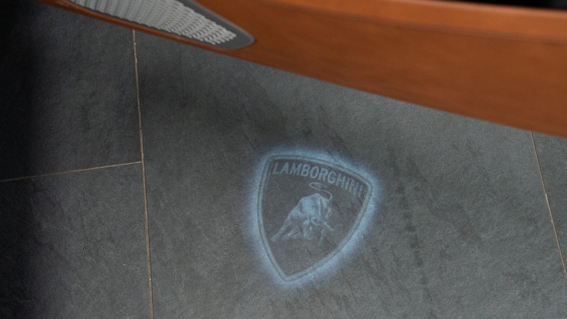 LAMBORGHINI Urus Photo e7ada3df-5a91-4af9-8eec-b13dfb8c7054.jpg