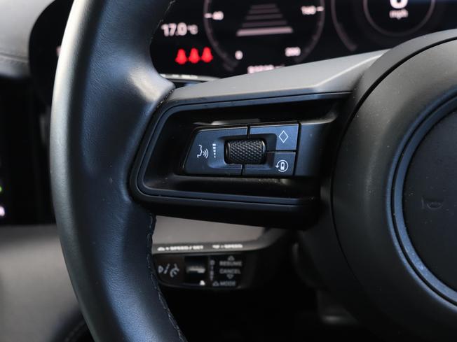 PORSCHE Taycan Photo 19