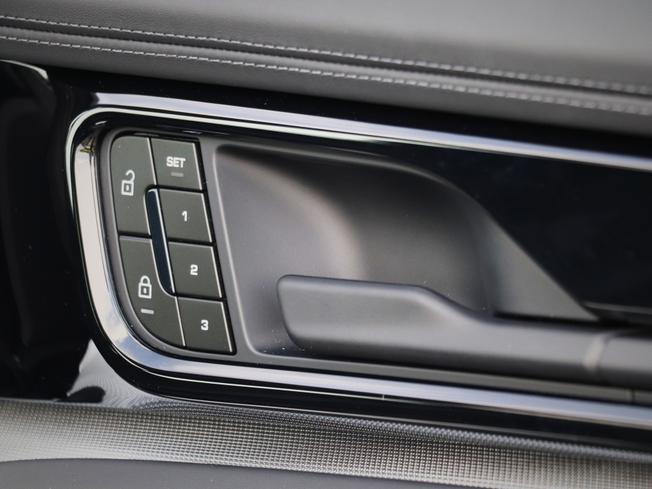 PORSCHE Panamera Photo 16