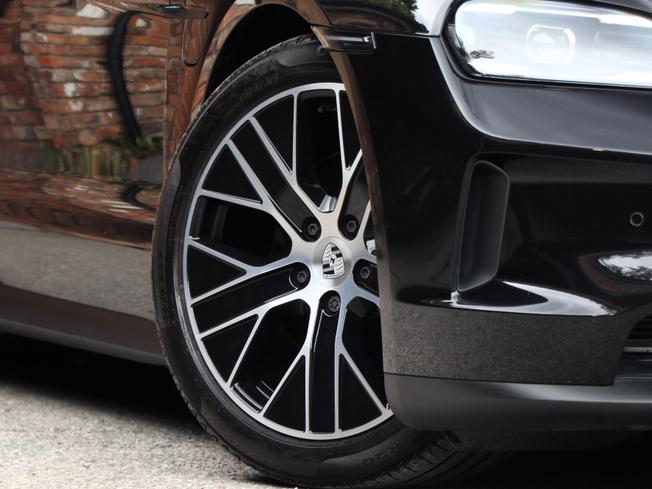 PORSCHE Taycan Photo 8