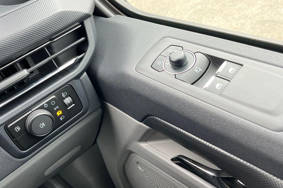 Ford TRANSIT CUSTOM Photo e914284e-25b2-46cc-88da-9f5a8c0f3a6b.jpg