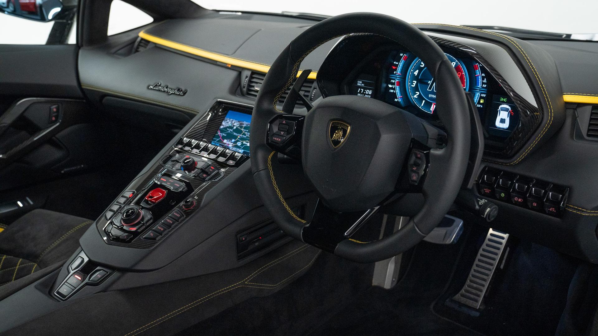 LAMBORGHINI Aventador Photo e9a6583a-5c16-4dbf-9c4d-92d33b11ad20.jpg