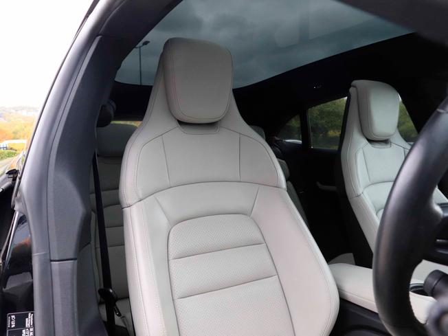 PORSCHE Taycan Photo 17