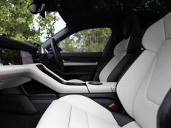 PORSCHE Taycan Photo 3