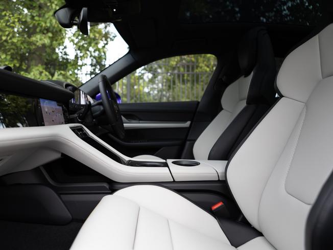 PORSCHE Taycan Photo 3