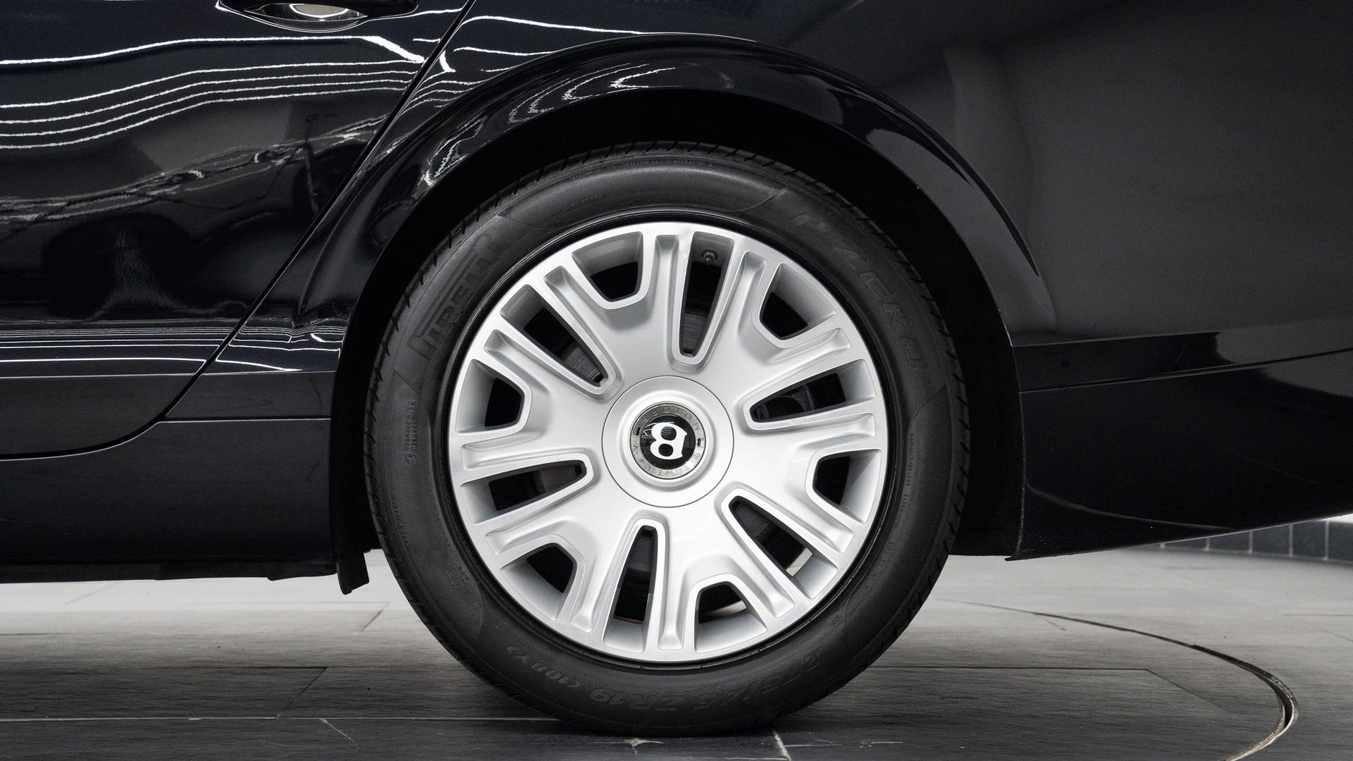 Bentley Flying Spur Photo e9cb79e8-9a3f-476e-a0f0-f30938b9e2f2.jpg