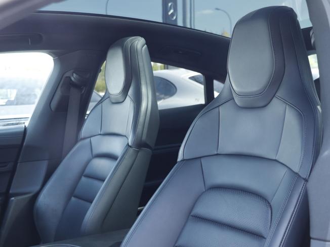 PORSCHE Taycan Photo 31