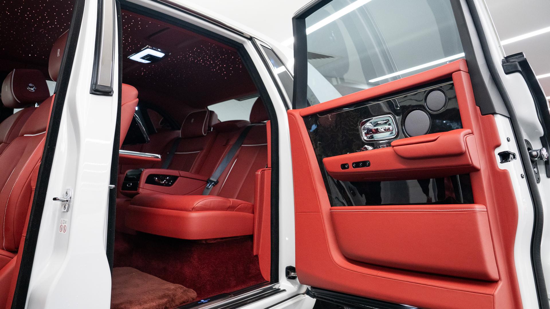 Rolls-Royce Phantom Photo e9f4069b-0f40-4b16-addb-af8c1df0add0.jpg
