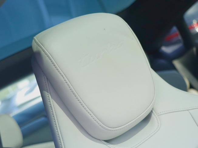 PORSCHE Taycan Photo 11