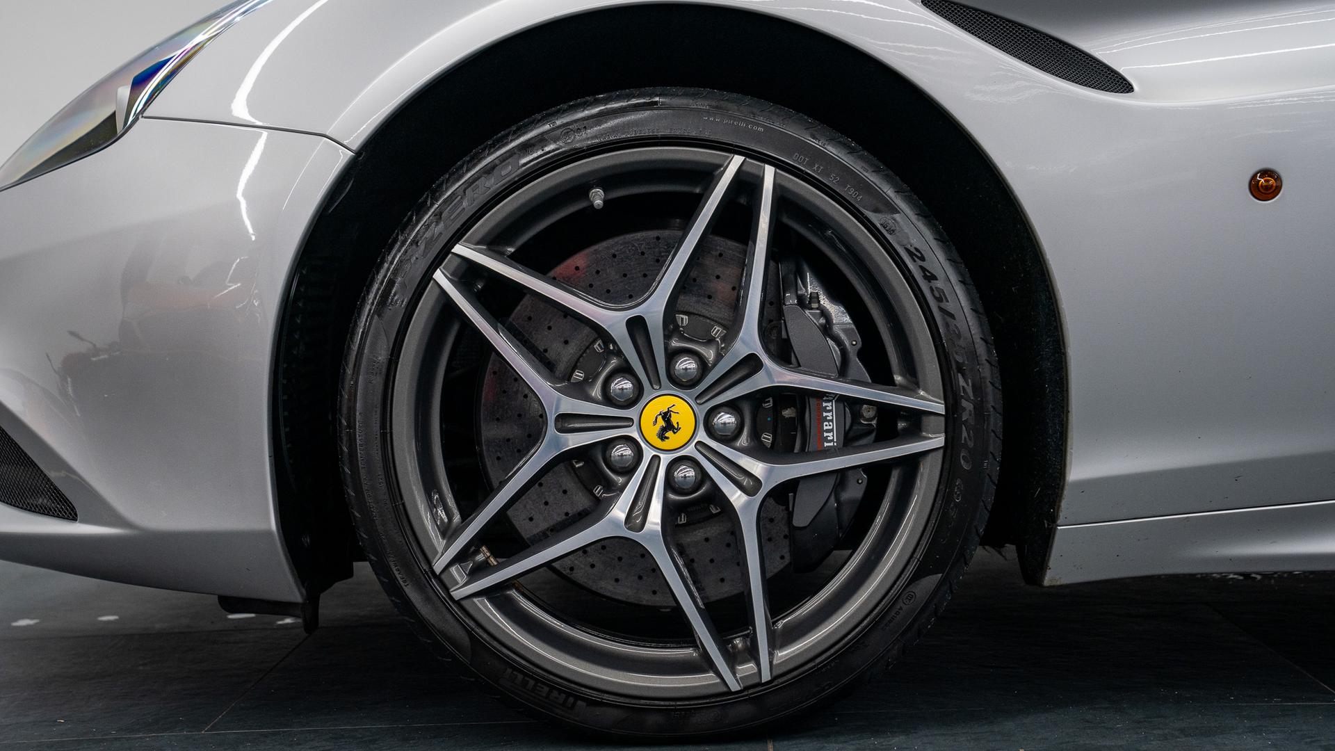 Ferrari California Photo eafed126-f99c-44f4-988d-49a4d9668582.jpg