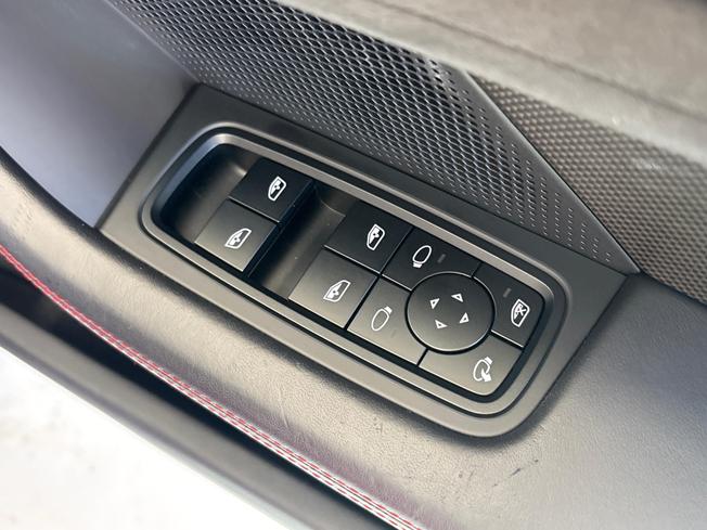 PORSCHE Taycan Photo 35