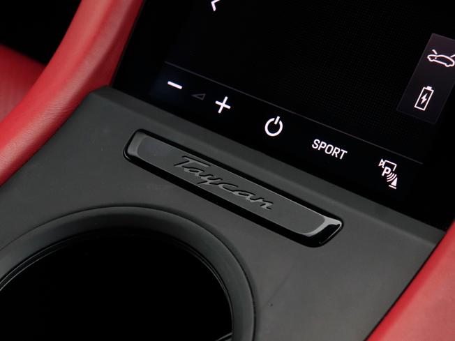 PORSCHE Taycan Photo 23
