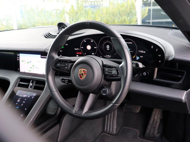 PORSCHE Taycan Photo 17
