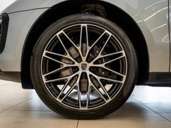 PORSCHE Macan Photo 4
