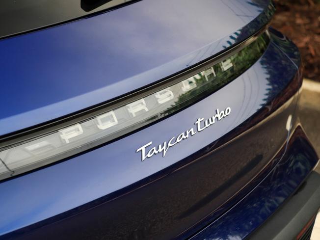 PORSCHE Taycan Photo 12