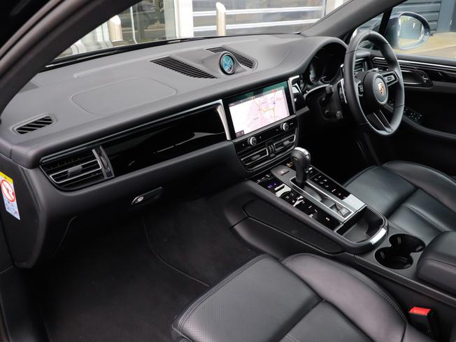 PORSCHE Macan Photo 3