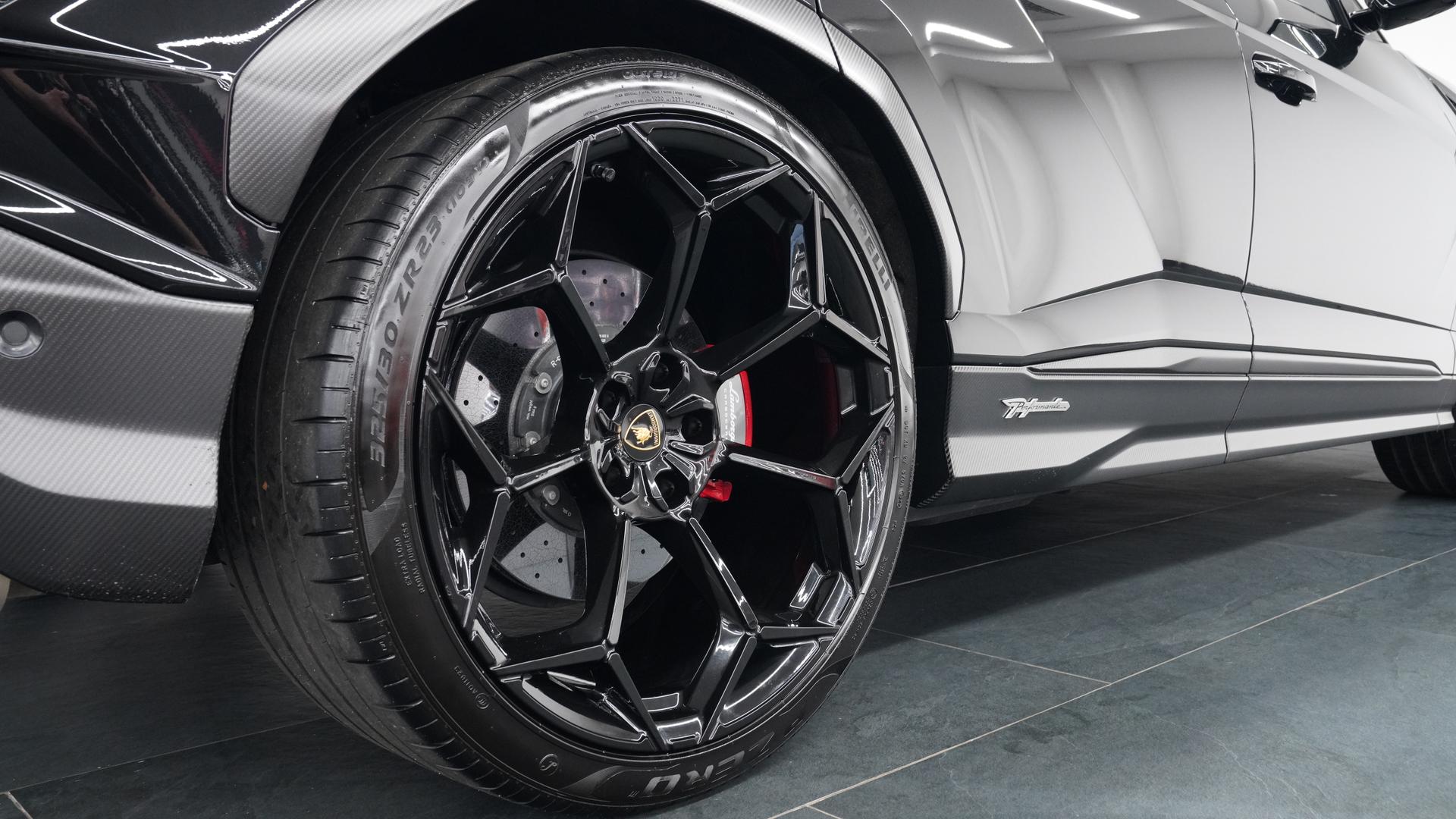 LAMBORGHINI Urus Photo ec513351-2c66-4f36-8b85-23a5d8025b5b.jpg